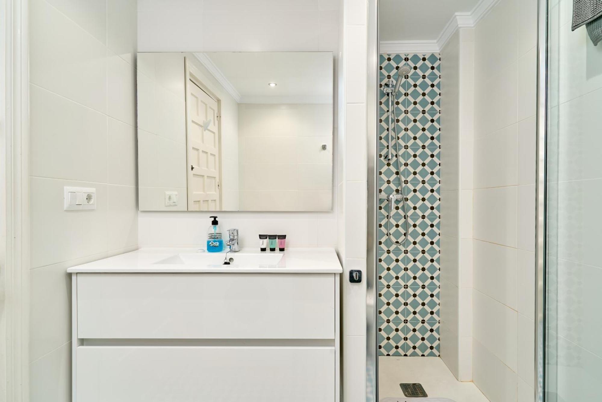Large One Bed Apartment *